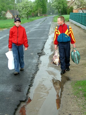 Bieżyń, godz. 14.35.  Grzegorz i Patryk wracają ze szkoły. Grzegorz niesie tornister i siatki z zakupami  dla całej rodziny. 