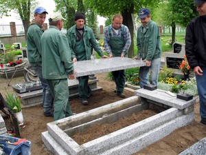 Cmentarz w Lubiniu - firma kamieniarska instaluje nagrobek Władysławy i Stanisława Pietrowskich. Godz. 12.28