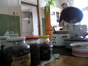 Klasztorna kuchnia w Lubinu - godz. 13.07 - pani Justyna gotuje słoje ze smażonymi  pieczarkami. Zastępuje klasztorną kucharkę.