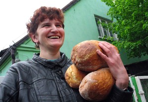 12:14 Każdego dnia z samochodu piekarni ze Starego Bojanowa Barbara Ruskowiak z Turwi kupuje dwa chleby dla sześciu członków swojej rodziny. Dziś spodziewając się gości  wyjątkowo poprosiła o trzy bochenki.