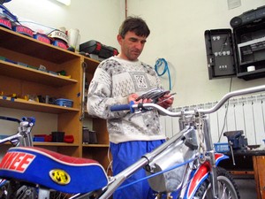 12:40 W swym warsztacie w Wyskoci Roman Jankowski przygotowuje motocykle swego syna Marcina przed meczem żużlowym pomiędzy Kolejarzem Rawicz a Wandą Kraków.