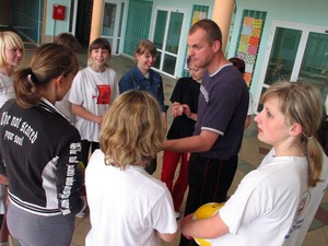 13:11 Racocki nauczyciel wuefu Marcin Marszewski ćwiczy ze swoimi uczniami siatkarskie zagrania.  