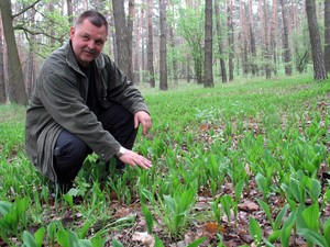 13:51 Andrzej Nawrot z Piasków w okolicach Gryżyny prowadzi firmę. Lubi podziwiać piękną przyrodę w okolicznych lasach, jak kwitnące właśnie konwalie. 