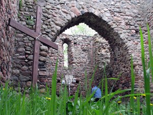 14:05 Ruiny kościoła św. Marcina koło Gryżyny to oaza spokoju. Nieczęsto spotkać można tu widok modlącego się turysty.