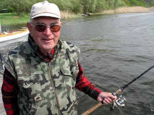 15:00 Roman Jankowski, emeryt z Poznania ma domek w Nowym Dębcu. Często wypoczywa tu łowiąc ryby.