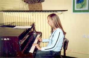 26. Fot. Martyna Sobiech. Kościan, moja 14-letnia koleżanka Anita gra na fortepianie w salce klubowej Kościańskiego Ośrodka Kultury