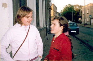 27. Fot. Martyna Sobiech. Kościan, moje 14-letniwe koleżanki Weronika i Sandra podczas rozmowy na ulicy Kilińskiego.