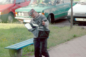 73. Fot. Johann Bączkiewicz. Kościan, osiedle Konstytucji 3 Maja. Zdjęcie przedstawia pana, który dostarczył mi pizze.