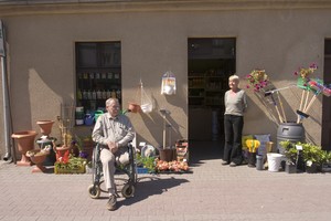Czempiń, godz.12:46. Państwo Bogumiła i Jaosław Wojciechowscy przed swoim sklepem ogrodniczym przy głównej ulicy Czempinia.