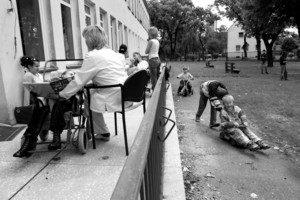  Kościan, Ośrodek Rehabilitacji dla Dzieci i Młodzieży. Zabawa na placu przy ośrodku.