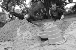 Kościan, Ośrodek Rehabilitacji dla Dzieci i Młodzieży. Marek z kolegą wyrabiają piaskowe babki.