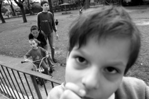 Kościan, Ośrodek Rehabilitacji dla Dzieci i Młodzieży. Damian z kolegami na placu zabaw.
