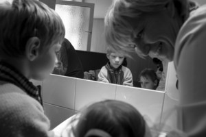 Kościan, Ośrodek Rehabilitacji dla Dzieci i Młodzieży. „Ciocia” Halina Prajsner pomaga dzieciom umyć ręce.