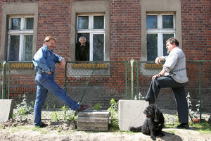 Kościan, ul. Śmigielska. Panowie Zenek, Jarosław i Marian ucinają sobie sąsiedzką pogawędkę. Towarzyszy im 12-letni pies Dżeki, który codziennie wyprowadza pana Mariana na spacer.