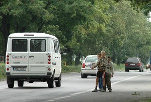 Młodzi autostopowicze na ulicy Gostyńskiej.