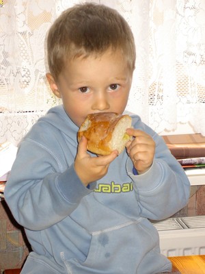 Mój 3-letni syn Jędrek Maćkowiak zajada się drożdżówką. Fot. Kamilla Wałęsa-Maćkowiak