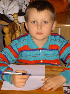 Mój 7-letni syn, Wojtek Maćkowiak ćwiczy przepisywanie. Fot. Kamilla Wałęsa-Maćkowiak