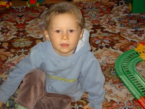 Mój 3-letni syn Jędrek Maćkowiak w przerwie zabawy pociągiem. Fot. Kamilla Wałęsa-Maćkowiak