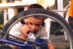 Mój siedmioletni syn Konrad naprawia swój rower. Zdjęcie wykonano w przydomowym ogrodzie przy ul. Sienkiewicza w Kościanie. Fot. Beata Tycner 