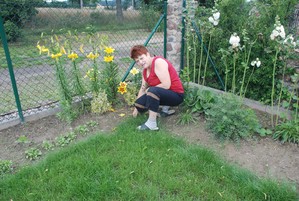 Zdjęcie przedstawia moją żonę Teodozję w ogródku kwiatowym. Zdjęcie wykonane w Cichowie na Osiedlu Brzozowy Gaj. Fot. Krzysztof Ostrowski