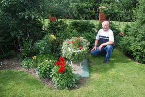 Zdjęcie przedstawia mojego znajomego Ireneusza Maćkowiaka w ogródku kwiatowym przed domem. Zdjęcie wykonane w Cichowie na Zaścianek. Fot. Teodozja  Ostrowska