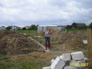 Kamil - mam 10 lat, a to pierwsza cegła na nasz nowy dom! Zdjęcie wykonał dziadek Zygmunt Przybylski. Nowy Lubosz.