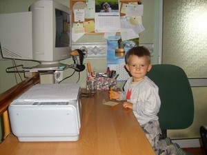Fot. Albert Kasprzak. Zdjęcie zostało wykonane we Wławiu i  przedstawia mojego kuzyna Janka Ostrowskiego (l.3) przy biurku.