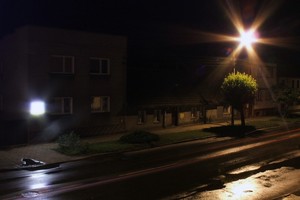 Autor - Andrzej Prałat. Minuta po północy. Ulica Grodziska w Kościanie pogrążona jest we śnie. Można dostrzec tylko smugi jednego z nielicznych z przejeżdżających tam samochodów.