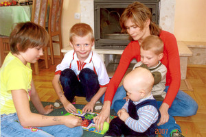 Autor - Tomasz Szkodziński. Moi synowie Marcin i Wioktor z ciocią i jej dziećmi Asią i Olkiem. Zdjęcie wykonane  w moim domu podczas gry w chińczyka.