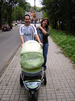 Zdjęcie ukazuje szczęśliwych rodziców dwutygodniowej Majki. Fotografię wykonałem na ulicy Bączkowskiego. Fot. Robert Greckel