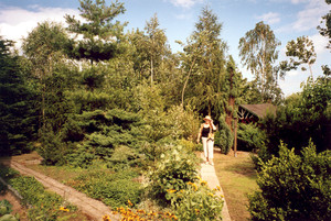 Autor - Ignacy Bartoszewski. Moja żona Natalia spaceruje w ogrodzie przy szkole w Wonieściu.