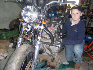 Autor - Alicja Żurek. Stare Bojanowo - Adam Olejnik (11 lat) młody pasjonat motoryzacji pomaga w pracy dziadkowi i ojcu. 