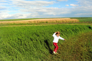 Autor - Bartosz Świątkowski. 3-letnia Ania biegnie pod wiatr. Zdjęcie wykonałem na polu w Kiełczewie.