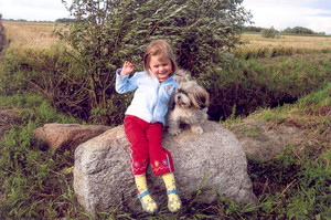 Autor - Bartosz Świątkowski. 3-letnia Ania ze swoją przyjaciółką czteronożną Tosią odpoczywa na kamieniu. Zdjęcie wykonałem na polu w Kiełczewie.