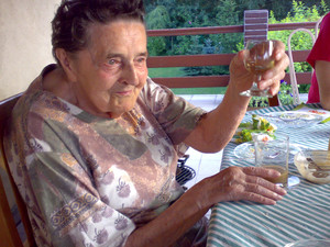 Autor - Jerzy Wizerkaniuk. Taras mojego domu w Kiełczewie. Mama Genowefa wznosi toast za zdrowie swojego nowonarodzonego prawnuka Jasia. 