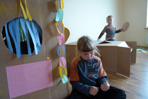Autor - Sylwia Sałacka. Dziś kurier dostarczył nowe krzesła do kuchni. Kartony po krzesłach dzieci (Olga lat 8 i Mikołaj 2 lata i 9 miesięcy) zaadaptowały na 