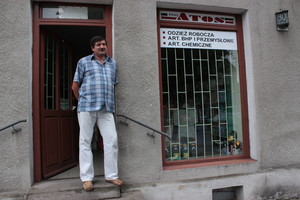 Krzysztof Biernacki w drzwiach swego sklepu na czempińskim Rynku. Tu handluje od trzech lat, ale sklep prowadzi już od 12 lat 