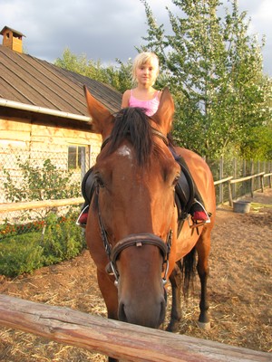 Fot. Katarzyna Adamska.  Zdjęcie przedstawia moją 5-letnią córkę Martę, podczas nauki jazdy konnej. Zdjęcie wykonałam w gospodarstwie Państwa Widomskich w Nacławiu