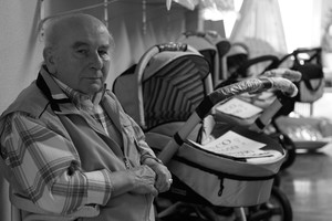 Bernard Derda, sklep z wózkami przy ul. Wrocławskiej 14. W części tylnej sklepu, gdzie obecnie są sprzedawane wózki dziecięce znajdował się typowy warsztat ślusarski. Warsztat ten działał od 1964 lub 1965 roku. Pan Bronisław Gerda naprawiał w nim pralki, maszyny do szycia, zamki oraz dorabiał klucze. Żona Pana Bronisława, Irena, otrzymała zgodę z urzędu w Kościanie na prowadzenie sklepu 1 kwietnia 1974r., wtedy ten adres brzmiał Bohaterów Stalingradu 12. Państwo Derda byli pierwszymi w Kościanie, którzy handlowali wózkami dziecięcymi. Najlepsze lata przypadały na połowę lat 70. kiedy to jak ciepłe bułki szły wózki wyrabiane przez rzemieślników z Ostrowa i Częstochowy. Warsztat ślusarski w tylnej części sklepu zamienili z czasem na garaż.