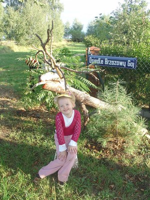 Autor: Sławomir Ostrowski. Córka 4-letnia Natalia na spacerze w Cichowie.