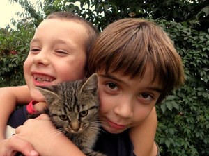 Przyjaciele. Fot.Julia Tycner, zdjęcie wykonane 09.09.09 na ogrodzie przy Ul. Sienkiewicza 19 podczas zabawy mojego brata Konrada z sąsiadem Michałem oraz jego kotem.