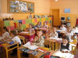 Autor: Kamila Walęsa - Maćkowiak.  Zdjęcie przedstawia uczniów mojej klasy Ia SP w Czempiniu podczas zajęć dydaktycznych