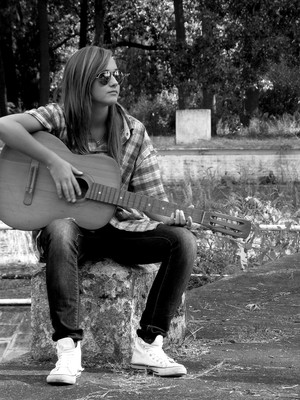 Kinia podczas gry na gitarze. Miejscem wykonania zdjęcia jest Stary Basen. Autor: Irmina Wrzosek.