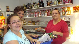 Hanna Wadowiec. Zdjęcie przedstawia: mnie jako sprzedawcę, siostrę Kingę Wadowiec i koleżankę Kamilę Stachowiak podczas zakupów. Zdjęcie zrobione w sklepie 