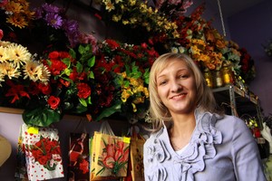 Daria Szkudlarek czekała na klientów w kwiaciarni Lidia znajdującej się przy ul. Sienkiewicza w Śmiglu. W tym dniu wiązanki kwiatów kupowano dla solenizantów Angeli i Daniela. Daria oprócz pracy w kwiaciarni studiuje w Wyższej Szkole Marketingu i Zarządzania w Lesznie.