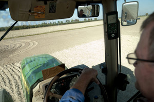pracownicy Rolniczej Korporacji Spółdzielczej w Czempiniu uprawiają przed zasiewami ponad 100 hektarowe pole najnowszymi traktorami na świecie (160KM i 260KM) w środku kabiny miedzy innymi klimatyzacja i ciszej niż w samochodzie osobowym.  