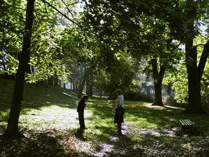 Mój brat Konrad podczas rozmowy z mamą w parku od strony ul. Nadobrzańskiej w Kościanie. fot. Julia Tycner