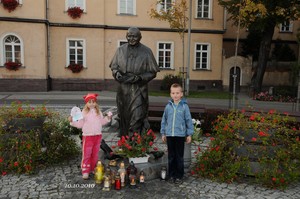 Agnieszka Galus - zdjęcie przedstawia moje dzieci Wiktorię i Witolda podczas niedzielnego spaceru po Kościanie. Jest to ulubione miejsce moich dzieci.