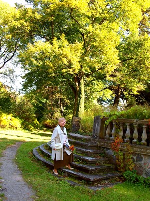 Andrzej Kaczmarek - moja żona Janina na jesiennym spacerze na schodach pałacu w Kopaszewie