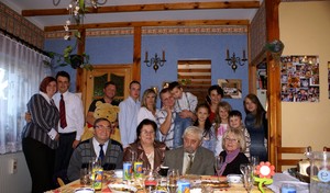 Zdjęcie wykonane 10 października 2010 podczas rodzinnej uroczystości w Starych Oborzyskach. Na zdjęciu widzimy część trzypokoleniowej rodziny Katarzyńskich oraz trzypokoleniową rodzinę Zaborskich.  Autorem zdjęcia jest Barbara Zaborska - przy użyciu samowyzwalacza.